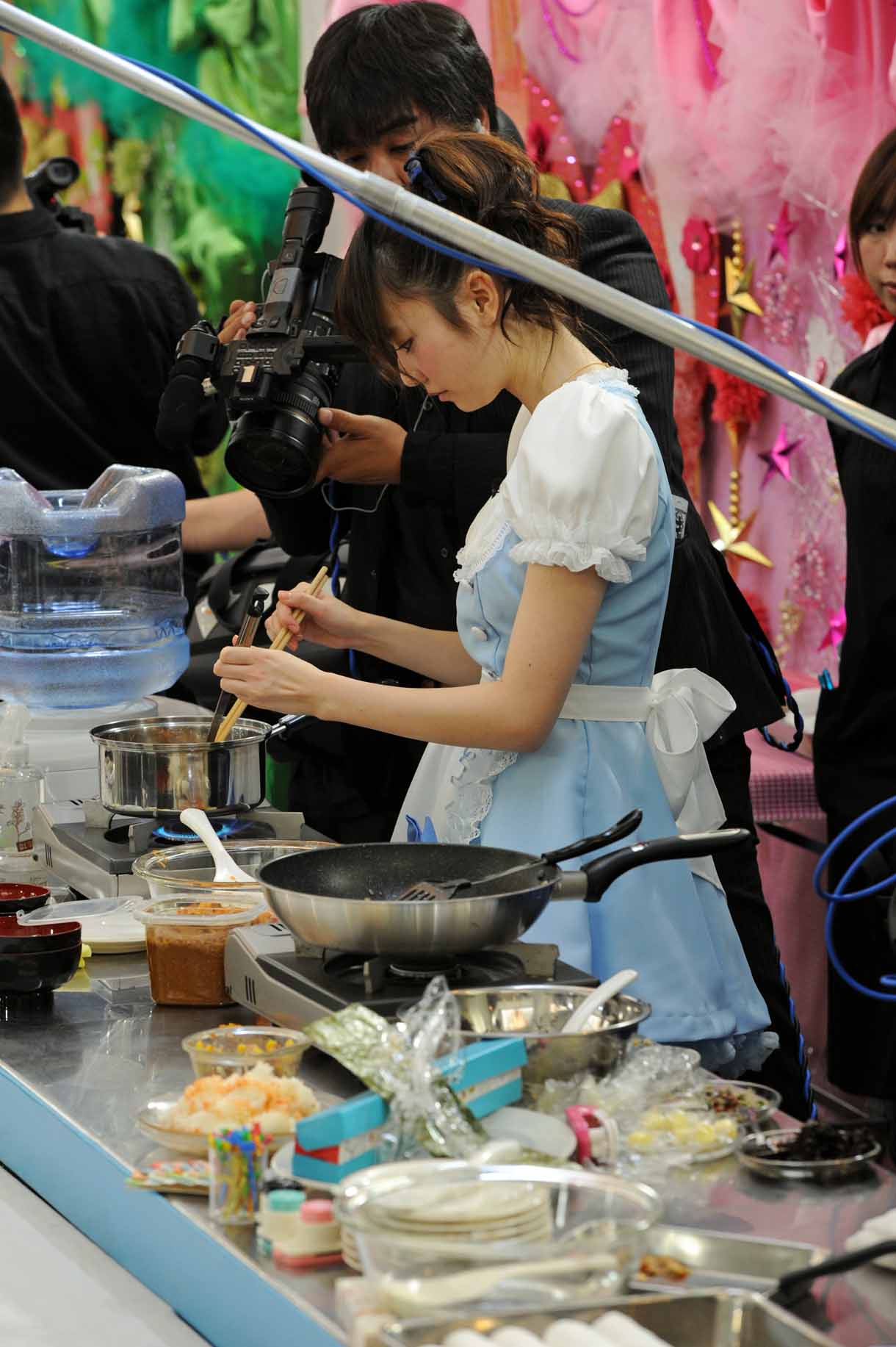 味噌汁を作る島崎遥香。