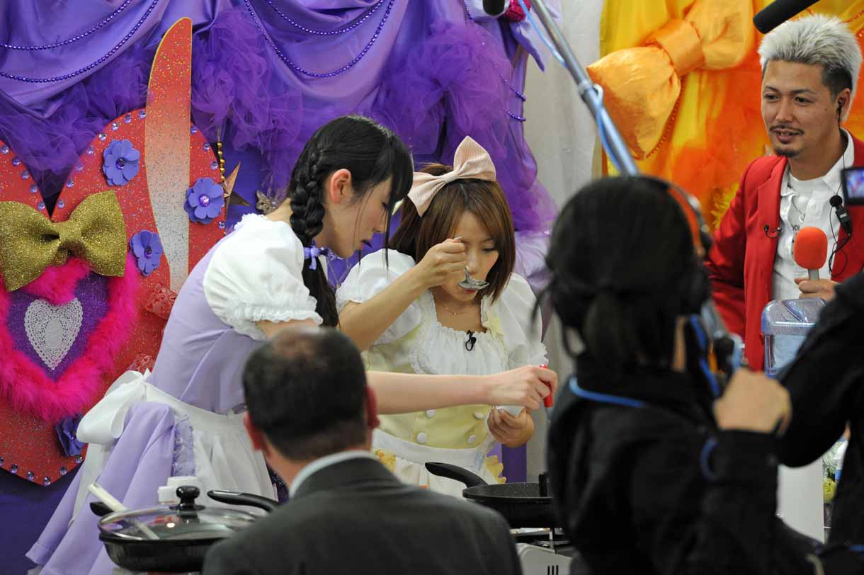 高橋みなみ（中央）に味見をしてもらう松井咲子（左）。