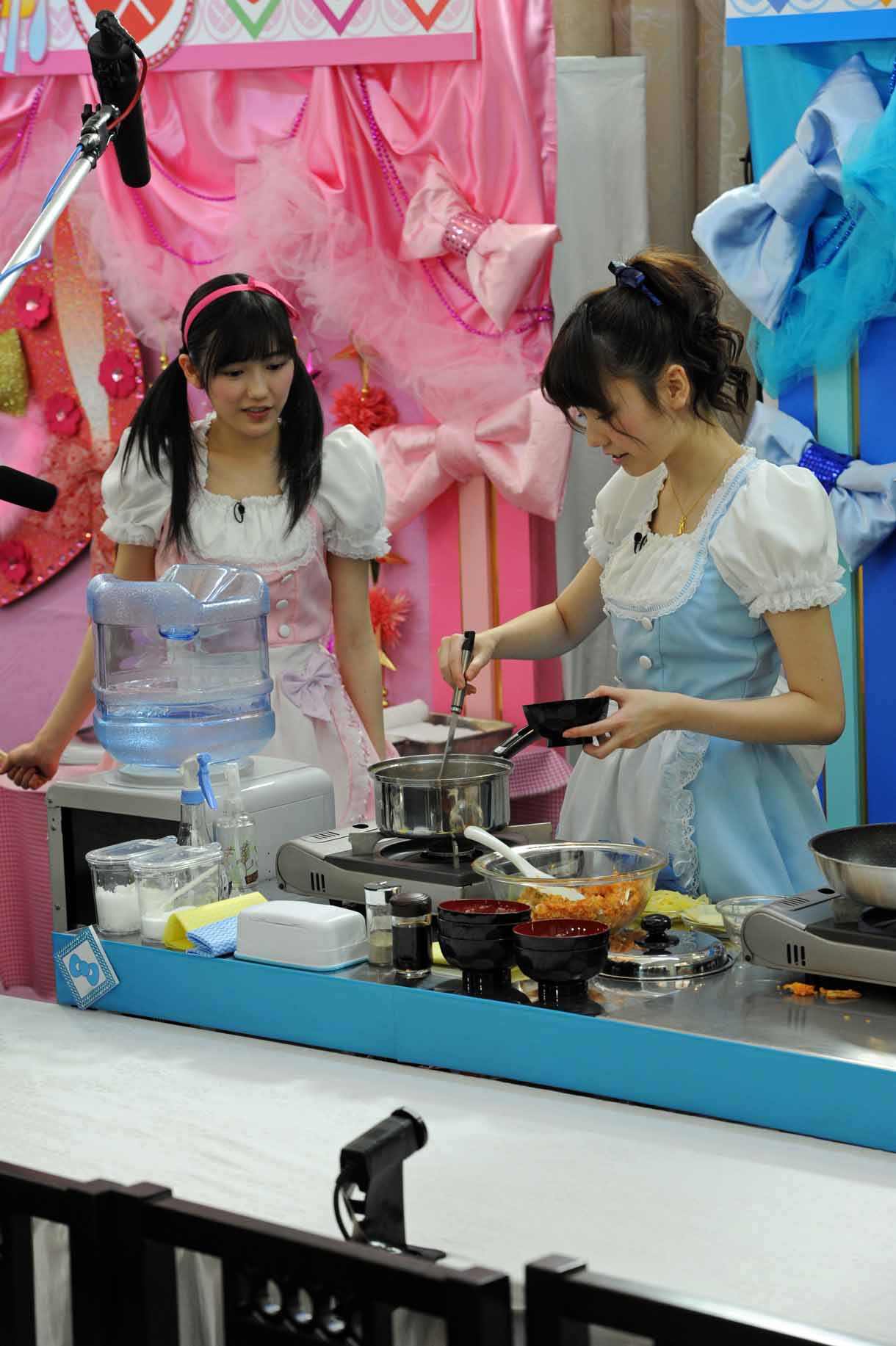 島崎遥香（右）の味噌汁作りを心配そうに見つめる渡辺麻友（左）。