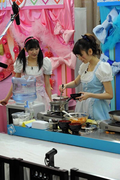 島崎遥香（右）の味噌汁作りを心配そうに見つめる渡辺麻友（左）。