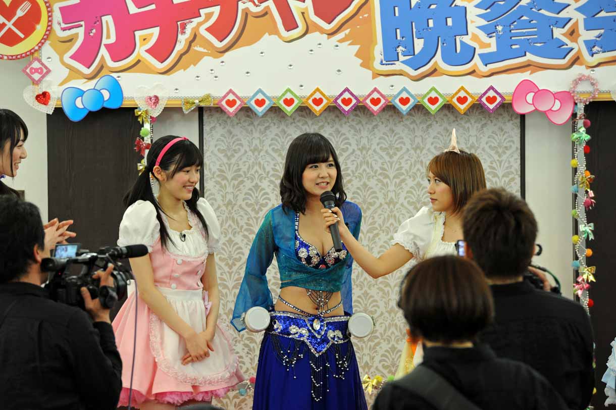 バター作りの意気込みを語る佐藤すみれ（中央）。