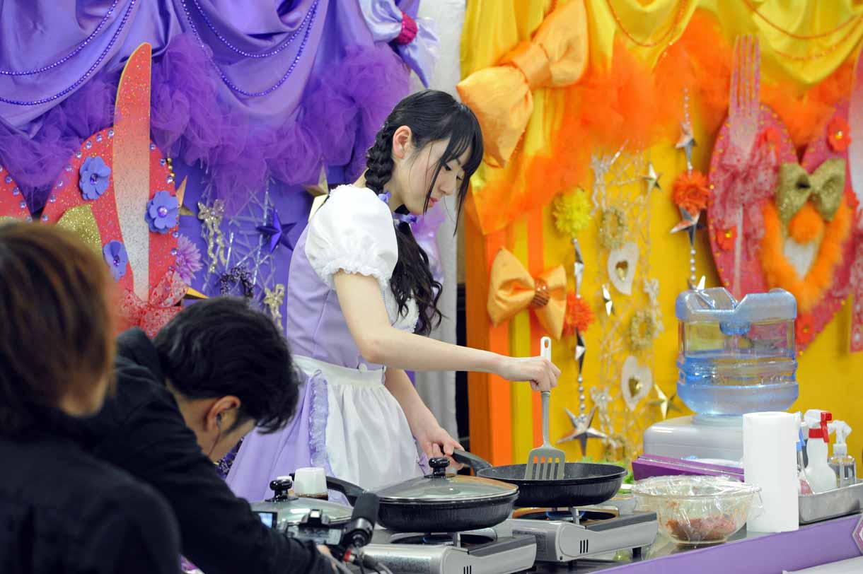 ハンバーグを作る松井咲子。