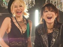 「『男』」収録時の倖田來未（写真左）と久宝留理子（右）。