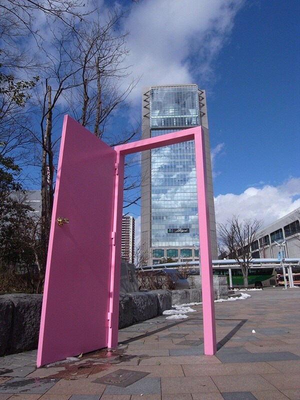 桜色に染まった「緑の扉」。