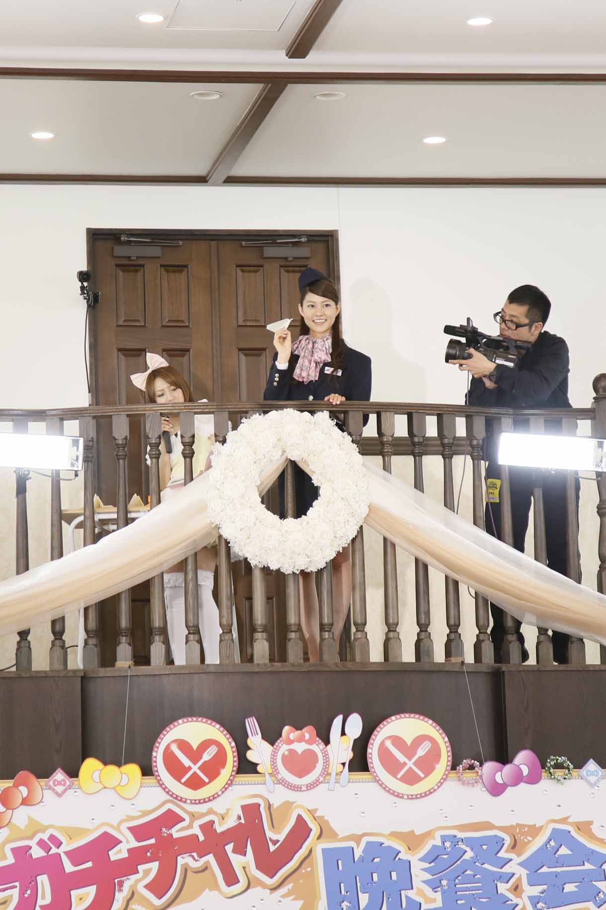 紙飛行機飛ばしにチャレンジする阿部マリア。