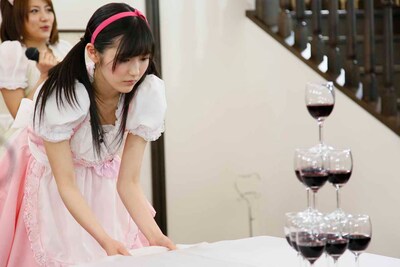 テーブルクロス引きに挑戦する渡辺麻友。