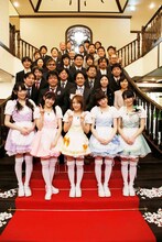 招待されたファン30名と記念撮影するAKB48松井咲子、渡辺麻友、高橋みなみ、島崎遥香、横山由依（下段左から）。