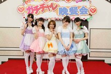 「ガチチャレ晩餐会」に参加したAKB48松井咲子、渡辺麻友、高橋みなみ、島崎遥香、横山由依（左から）。