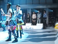 「ガラスの十代」のスタジオライブ収録の模様。