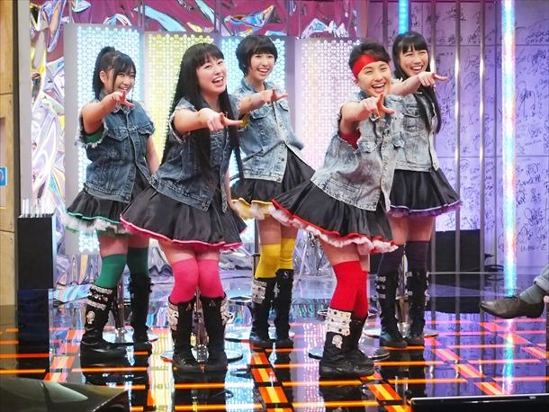 今週の人気の画像10位は「堂本兄弟でキンキ×ももクロ『ガラスの十代』新振付で披露」より、トークセットで「Z」ポーズを決めるももいろクローバーZ。