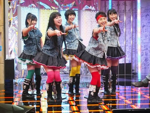 トークセットで「Z」ポーズを決めるももいろクローバーZ。