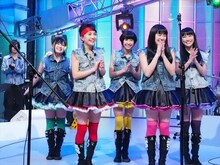 オープニング登場時のももいろクローバーZ。