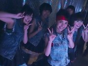 オープニング登場前、セット裏でスタンバイするももいろクローバーZ。