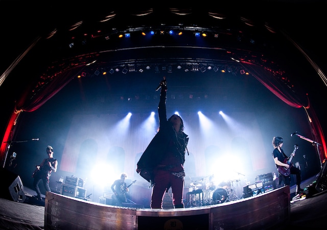 東京・NHKホールで行われた「BREAKERZ LIVE TOUR 2013 "BEST" -HALL COLLECTION-」追加公演の模様。