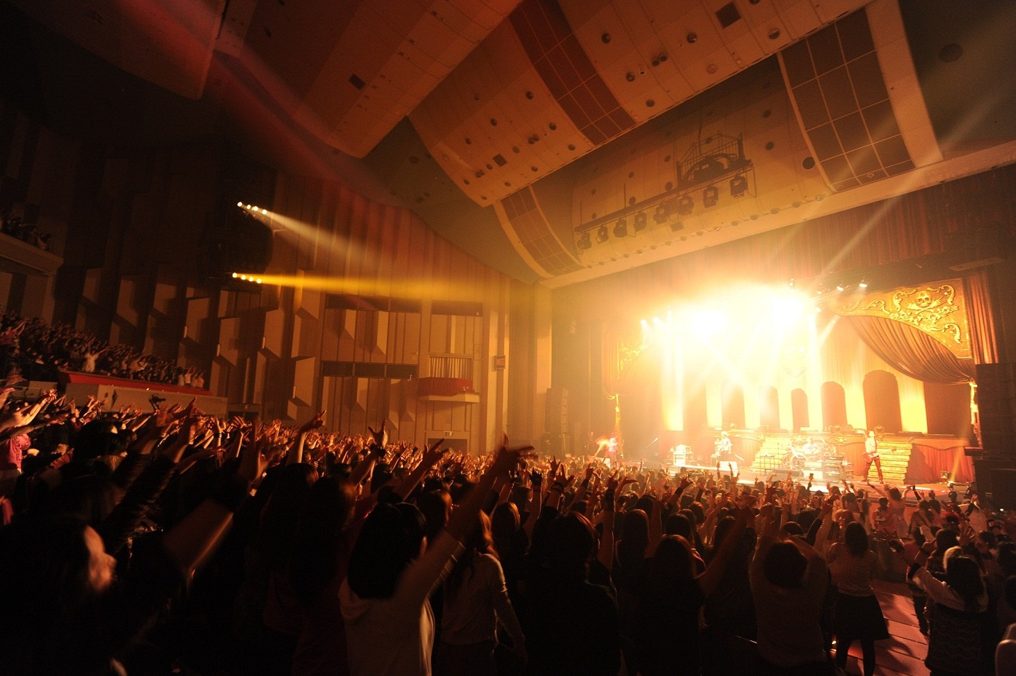 2月27日に東京・NHKホールで行われた「BREAKERZ LIVE TOUR 2013 "BEST" -HALL COLLECTION-」追加公演の模様。