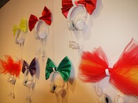 大きなリボンの付いた音声ガイダンス。