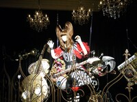 「ファッションモンスター」のビデオクリップを再現した衣装やセット。