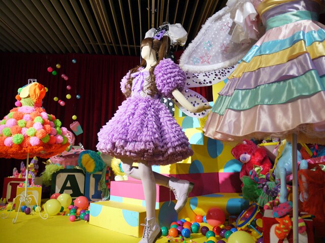 きゃりーぱみゅぱみゅの歴代の衣装が展示された場内。