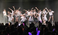 「手をつなぎながら」を披露するSKE48 6期研究生。 (C)AKS