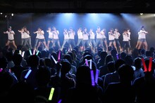 「手をつなぎながら」を披露するSKE48 6期研究生。 (C)AKS