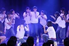 「１！２！３！４！ ヨロシク！」を披露するSKE48 6期研究生。 (C)AKS
