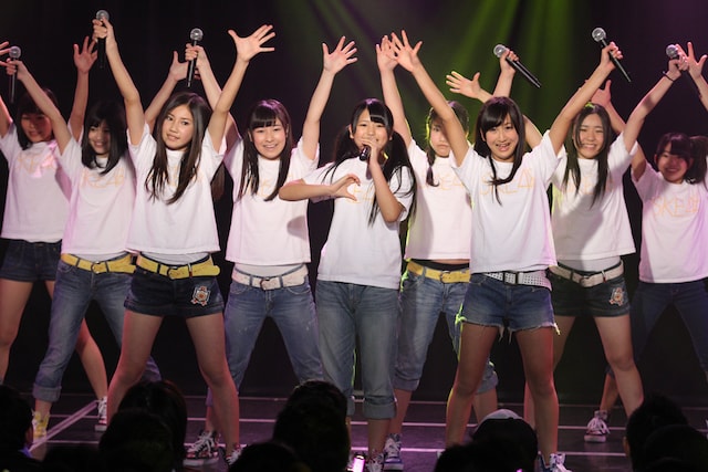 「１！２！３！４！ ヨロシク！」を披露するSKE48 6期研究生。 (C)AKS