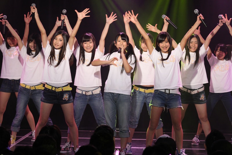 「1!2!3!4! ヨロシク!」を披露するSKE48 6期研究生。 (C)AKS
