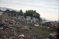 第1回被災地訪問の様子。 (C)AKS