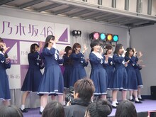 サプライズライブをする乃木坂46。