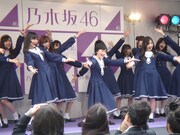 サプライズライブをする乃木坂46。