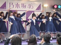 サプライズライブをする乃木坂46。