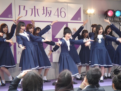 サプライズライブをする乃木坂46。