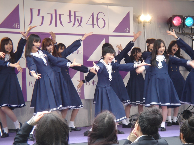 サプライズライブをする乃木坂46。