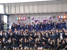 記念撮影をする乃木坂46と茨城県立小川高校の卒業生。