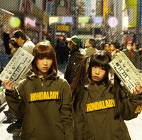 HONDALADY「ON PATROL」ジャケット。写真のモデルは左から、いっちー、けちょん。