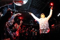 「SPACE SHOWER TV "LIVE with YOU"」で熱いパフォーマンスを繰り広げるKREVA。