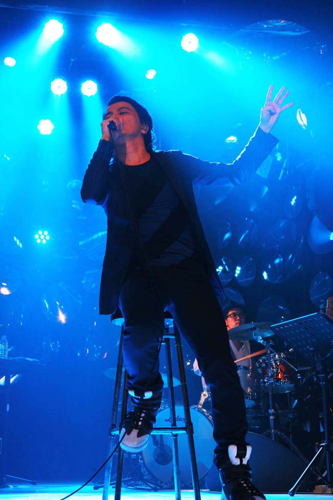 「SPACE SHOWER TV "LIVE with YOU"」で熱いパフォーマンスを繰り広げるKREVA。