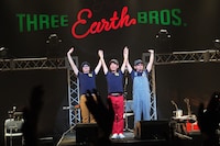 「地球三兄弟ツアー2013『ここほれ三兄弟』」渋谷区文化総合センター大和田さくらホール公演の様子。