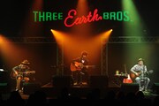 「地球三兄弟ツアー2013『ここほれ三兄弟』」渋谷区文化総合センター大和田さくらホール公演の様子。