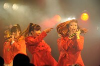 「チャイムが終われば」を披露する岸田麻佑と深瀬智聖（左から）。