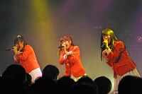 「CHIKU-TAKU」を披露する瑞稀もえ、高木悠未、桃咲まゆ（左から）。