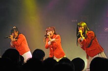 「CHIKU-TAKU」を披露する瑞稀もえ、高木悠未、桃咲まゆ（左から）。