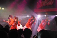 「さくら果実」を披露するLinQ Qty（キューティー）のメンバー。