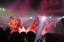 「さくら果実」を披露するLinQ Qty（キューティー）のメンバー。