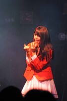 りんごを手に持ち踊る桃咲まゆ。