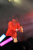 バナナを手に持ち踊る山木彩乃。