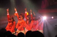 「さくら果実」を披露するLinQ Qty（キューティー）のメンバー。