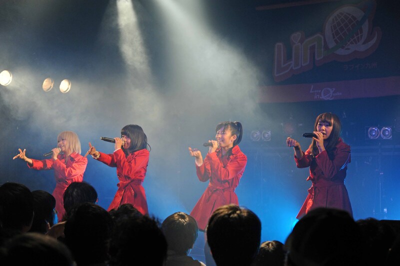 新曲「Lie」を披露するLinQ Ladyのメンバー。
