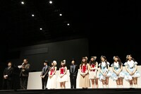 湯浅洋前劇場支配人（写真左から2番目）からは卒業メンバーのラストステージになることが発表された。 (C)AKS