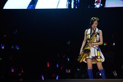 昨年4月の日本ガイシホール公演より、サックス演奏を披露する矢神久美。 (C)AKS